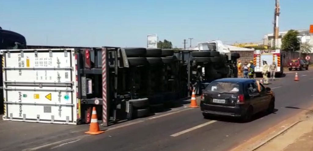 Trevo Cataratas deve ficar congestionado por algumas horas após tombamento de carreta