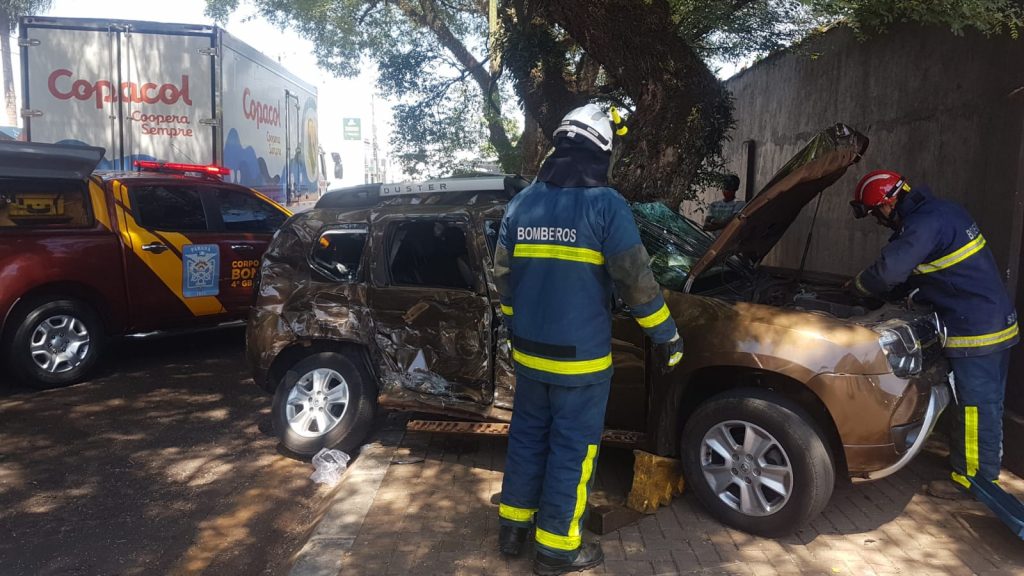 Veículo fica completamente destruído após colisão no Centro de Cascavel