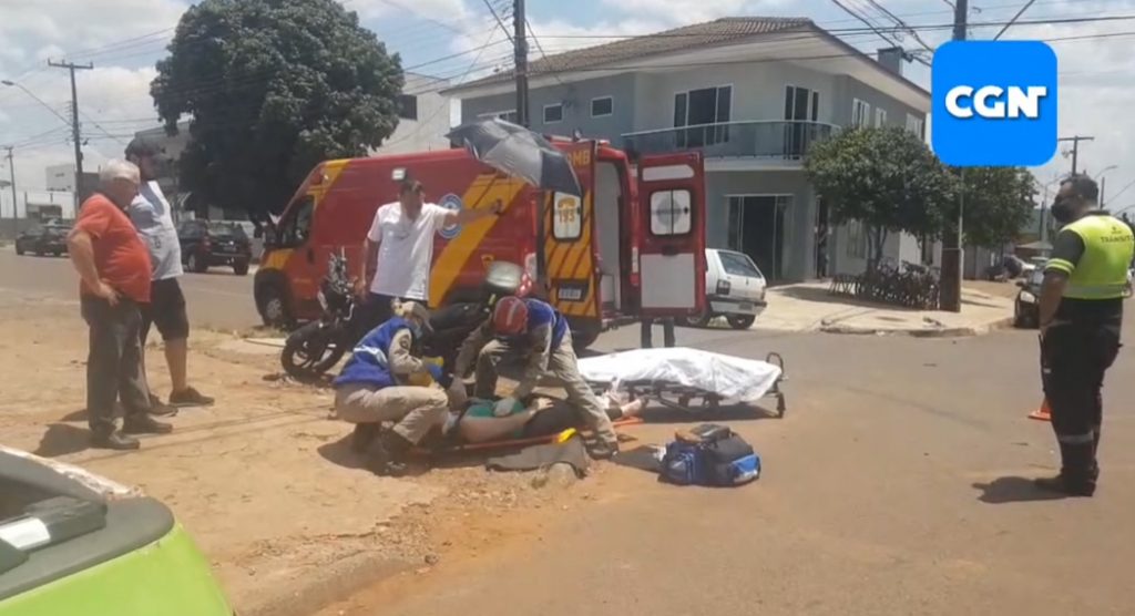 Motociclista fica ferida em colisão com carro na Av. Rocha Pombo Motociclista fica ferida em colisão com carro na Av. Rocha Pombo