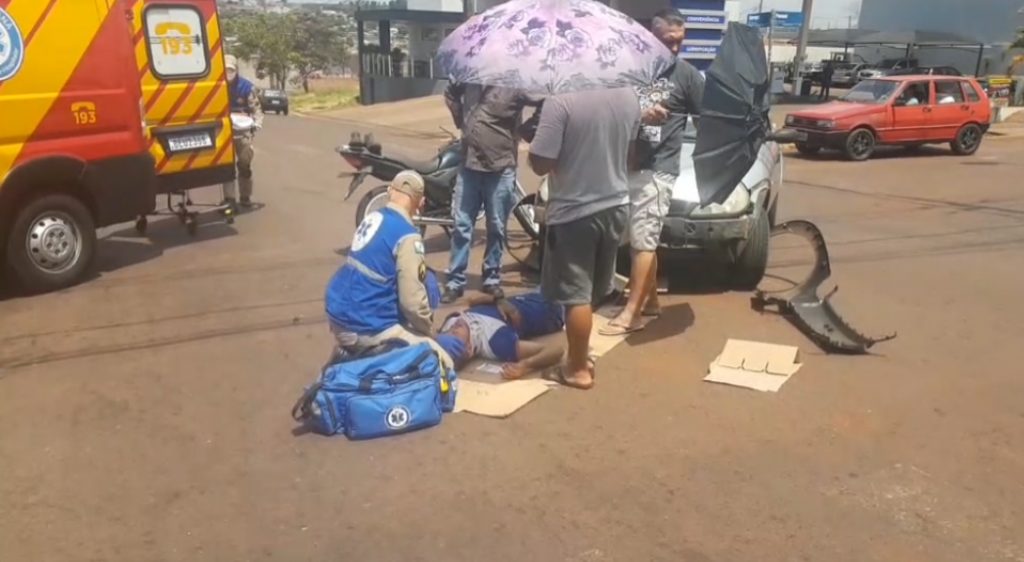 Colisão frontal entre carro e moto deixa deixa jovem de 22 anos ferido no Periolo Colisão frontal entre carro e moto deixa deixa jovem de 22 anos ferido no Periolo