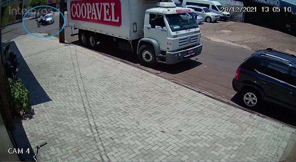 Câmera flagra colisão entre carro e moto na Av. Rocha Pombo Câmera flagra colisão entre carro e moto na Av. Rocha Pombo