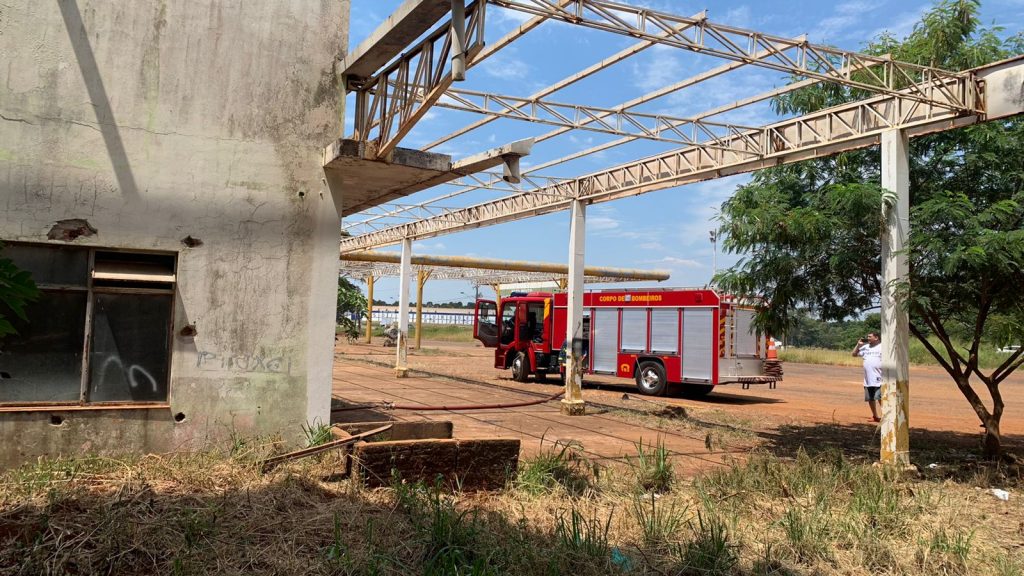 Bombeiros combatem incêndio em edificação abandonada na BR-369 Bombeiros combatem incêndio em edificação abandonada na BR-369
