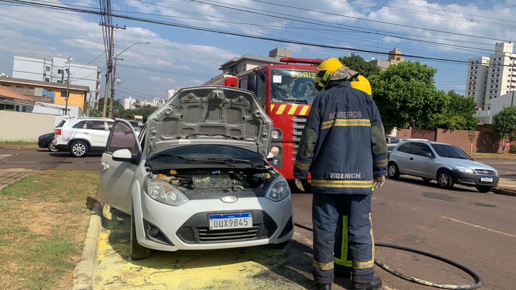Princípio de incêndio em veículo mobiliza Corpo de Bombeiros Princípio de incêndio em veículo mobiliza Corpo de Bombeiros
