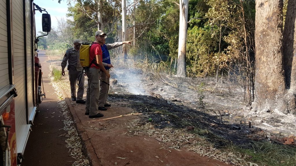 Fogo em entulho se espalha em região de mata no Santa Cruz Fogo em entulho se espalha em região de mata no Santa Cruz