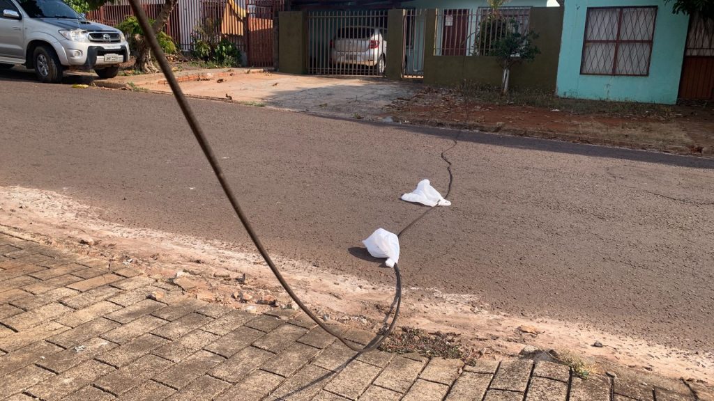 Fiação solta na rua preocupa moradores, que sinalizam local com sacolas Fiação solta na rua preocupa moradores, que sinalizam local com sacolas