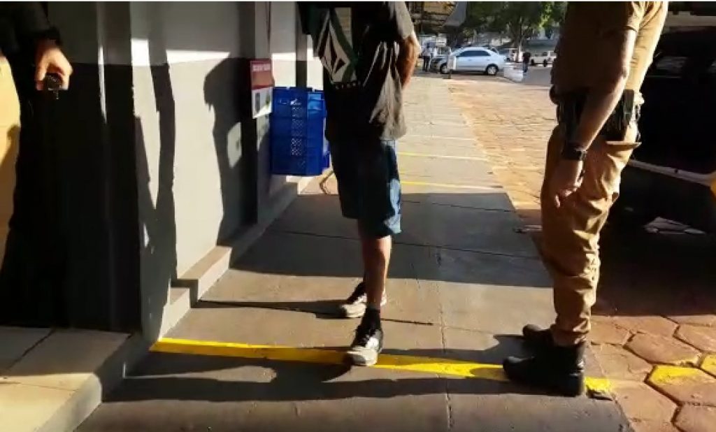PM detém homem acusado de furtar chinelo em mercado PM detém homem acusado de furtar chinelo em mercado