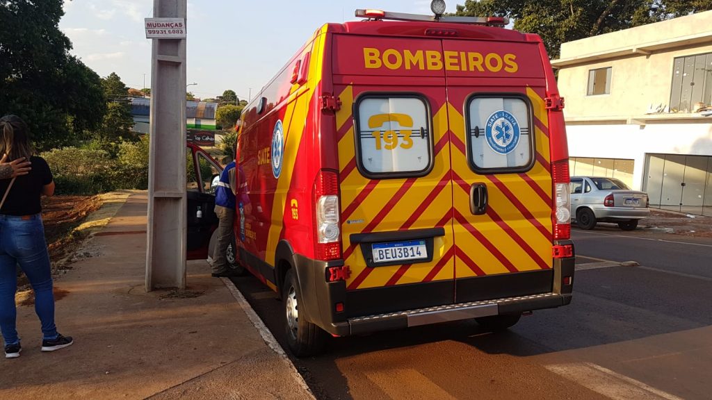 Homem é socorrido pelo Siate após colisão entre moto e carro no Bairro Brasília