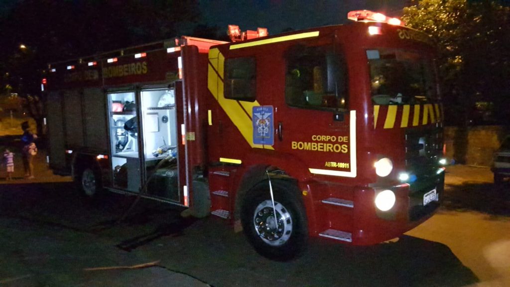 Bombeiros são acionados para fazer retirada de serpente em residência de Cascavel