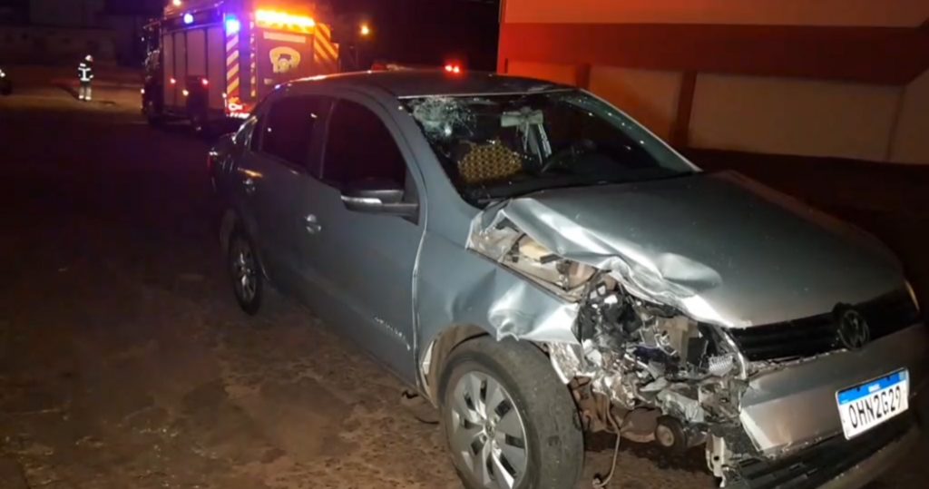 Forte batida entre carro e moto deixa motociclista ferido às margens da BR-277 em Cascavel