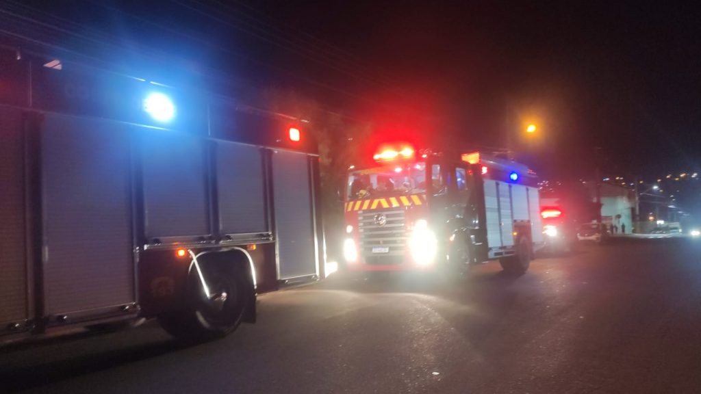 Suposto incêndio em residência mobiliza Bombeiros ao Interlagos; fogo atingiu entulhos e já havia sido extinto