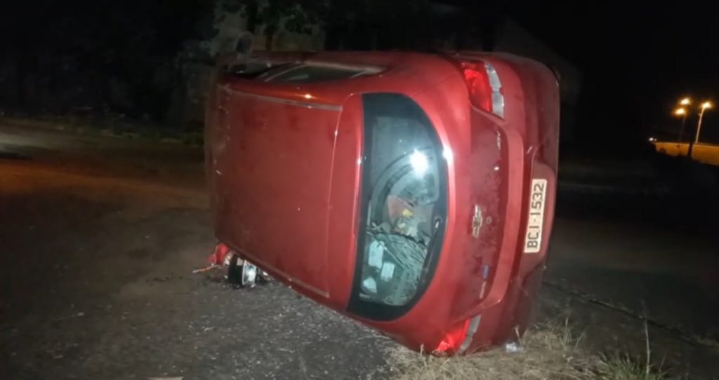 Motorista sai ileso em tombamento de carro às margens da PRc-467, em Cascavel