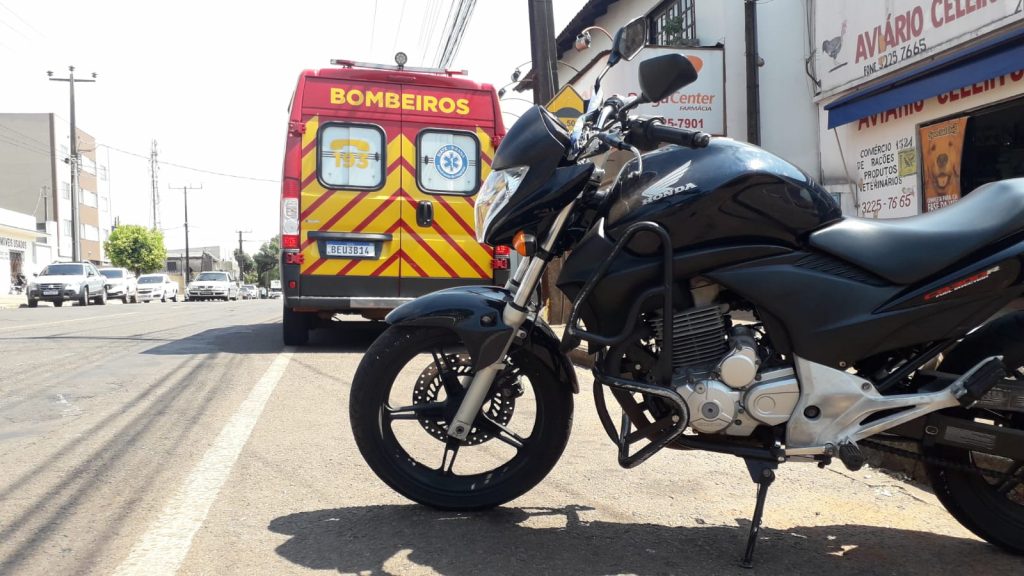 Mulher é atropelada por motocicleta na Rua Jacarezinho, em Cascavel
