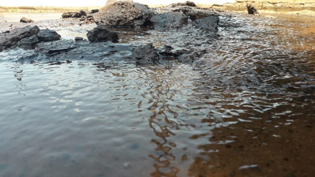 Água limpa jorra do meio do asfalto no São Cristóvão Água limpa jorra do meio do asfalto no São Cristóvão
