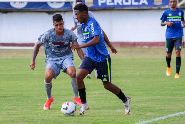 Grêmio treina e viaja à tarde para São Paulo