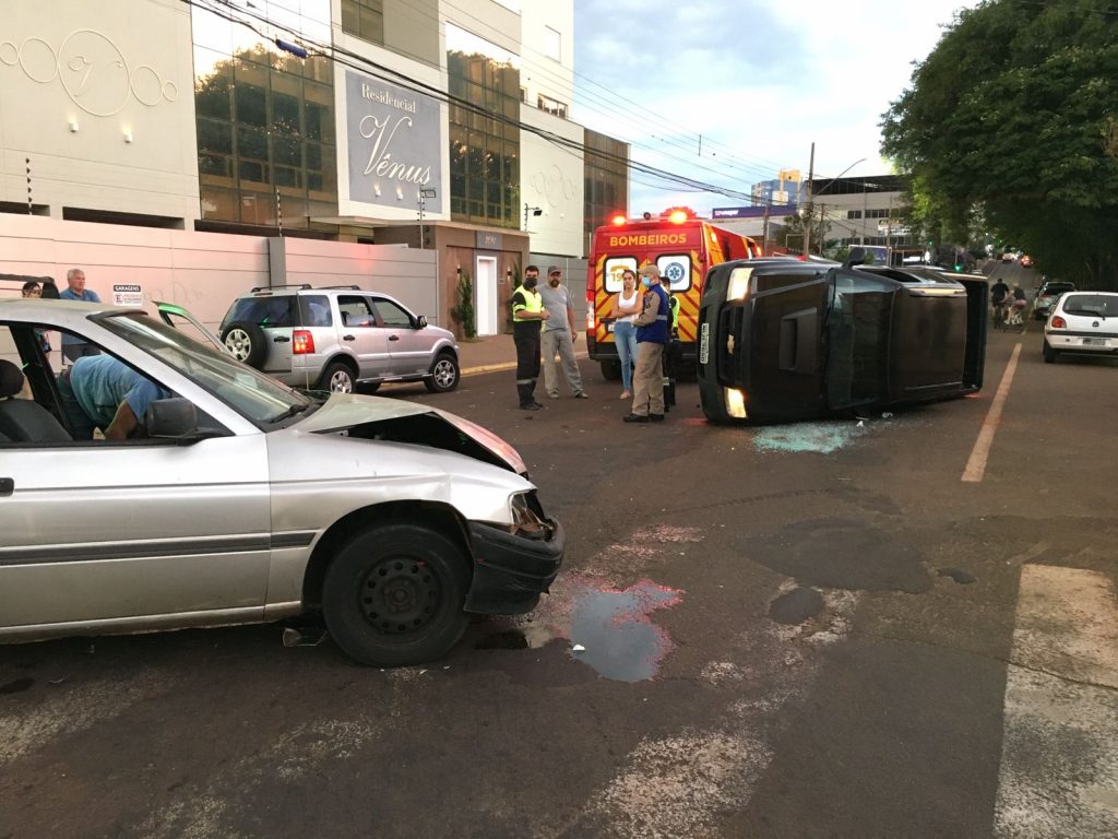 S10 tomba após colisão contra Verona no Centro de Cascavel; Corpo de Bombeiros foi mobilizado