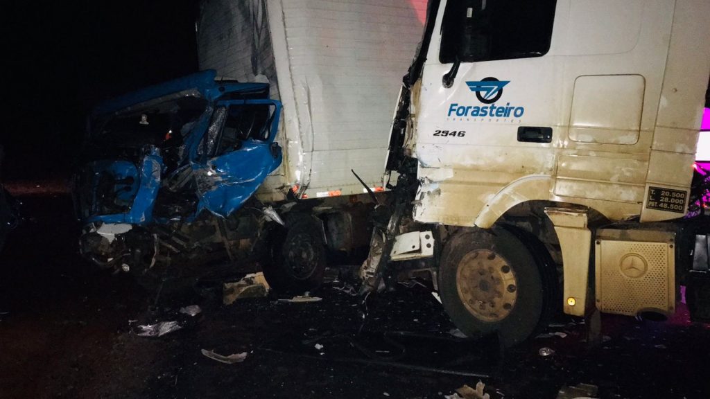 Grave colisão envolve dois caminhões e três carros na BR-277, em Ibema; três pessoas ficaram em estado grave