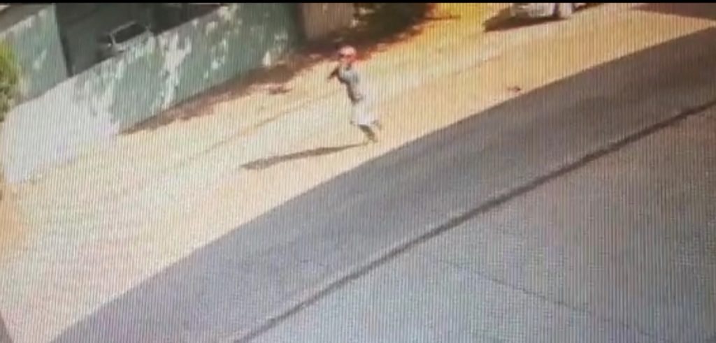 Câmera flagra suspeito de agredir homem à marretada