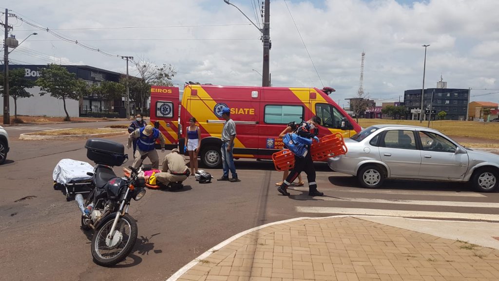 Mãe e filha ficam feridas em colisão entre um carro e uma moto na Avenida Assunção