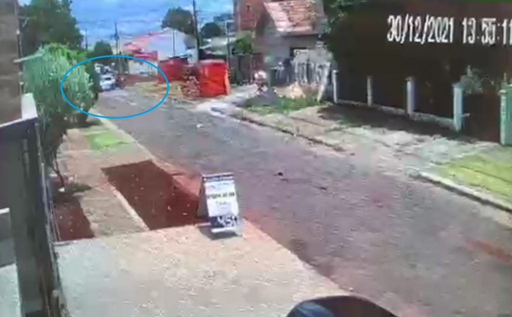 Câmera flagra colisão que deixou motociclista com múltiplas fraturas Câmera flagra colisão que deixou motociclista com múltiplas fraturas