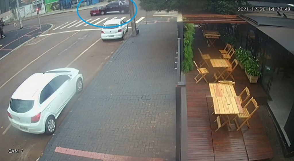 Impressionante: veja por outro ângulo a colisão que deixou vítima encarcerada no Centro Impressionante: veja por outro ângulo a colisão que deixou vítima encarcerada no Centro