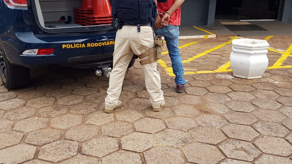 Procurado pela Justiça por crime de roubo agravado é parado pela PRF, se apresenta com nome falso e acaba preso