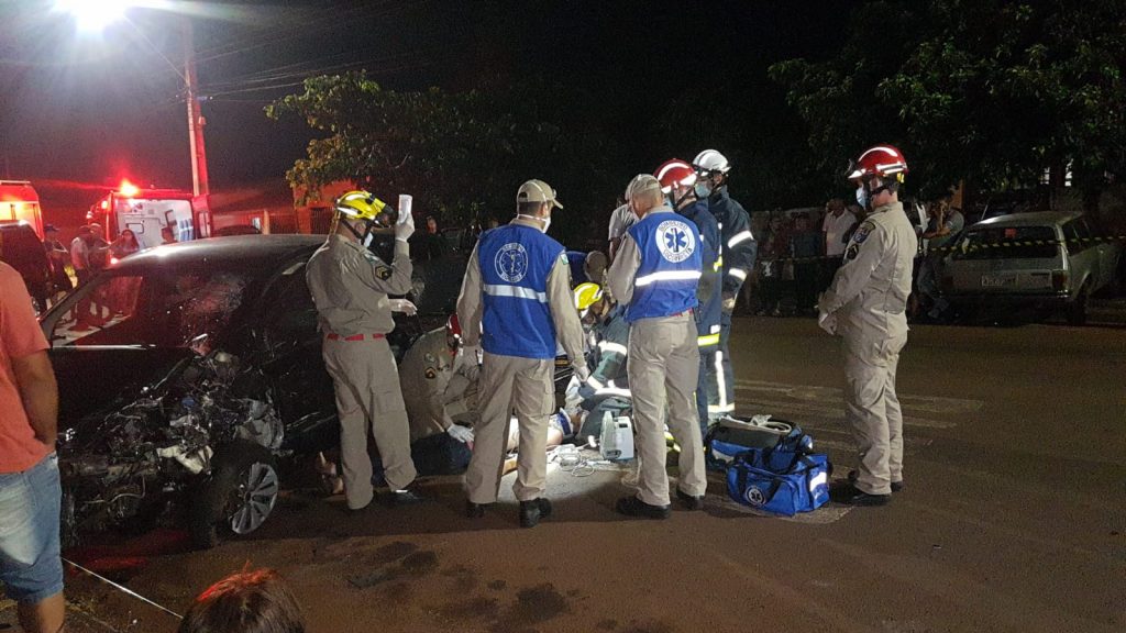 Homem morre após violenta colisão frontal entre carros na Avenida das Pombas, no Bairro Floresta