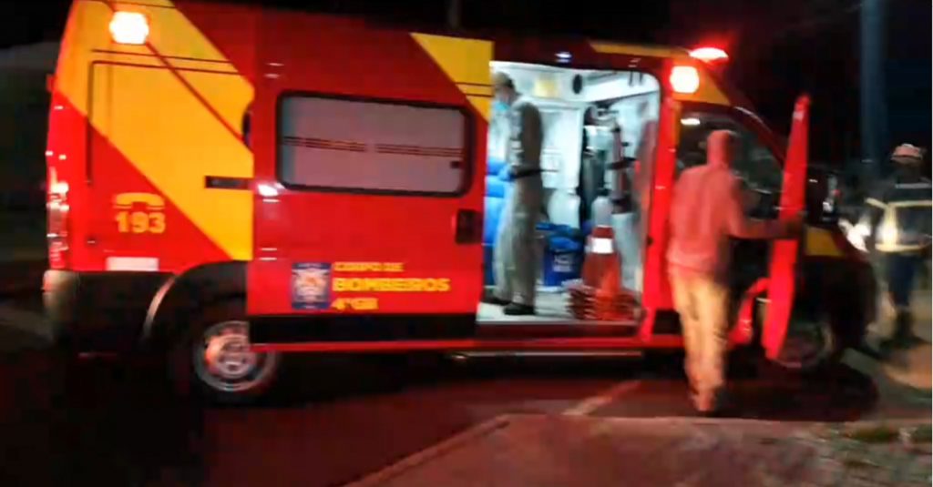 Homem e mulher sofrem fraturas após colisão entre moto e carro; motorista fugiu do local