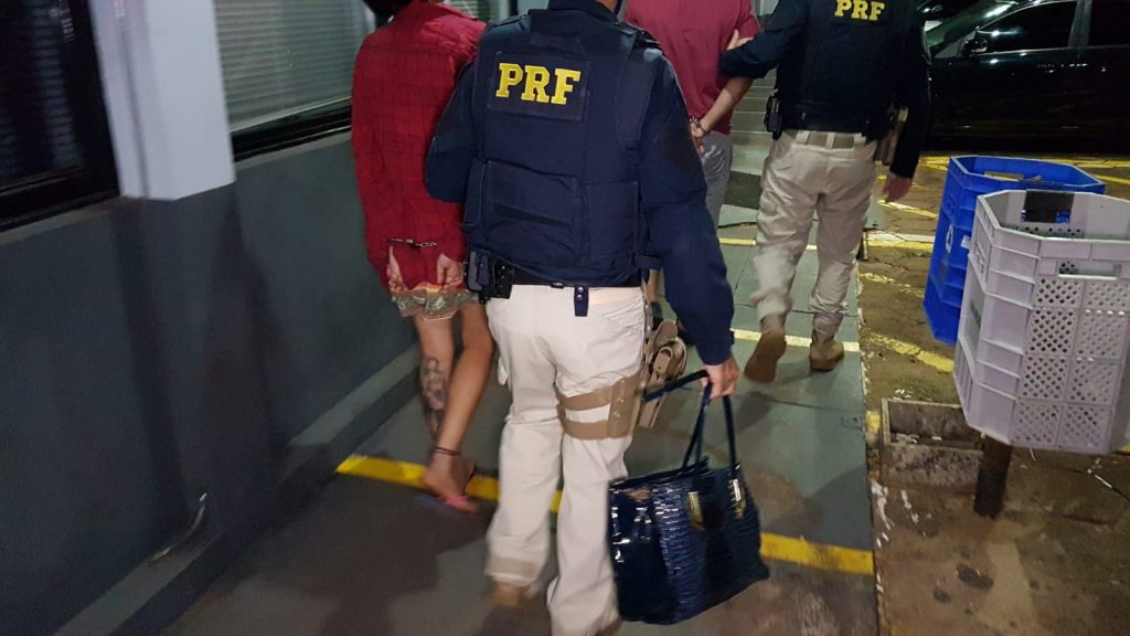 PRF flagra casal transportando maconha do tipo capulho na BR-277, em Cascavel