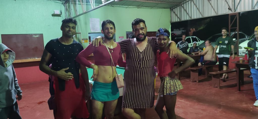 Homens deixam preconceito de lado e entram em campo com roupas femininas para disputar o ‘Futebol de Saia’ em Cascavel