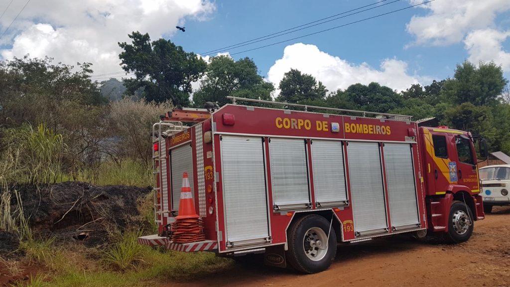 Incêndio ambiental é registrado em terreno na Rua da Amizade e Corpo de Bombeiros é mobilizado