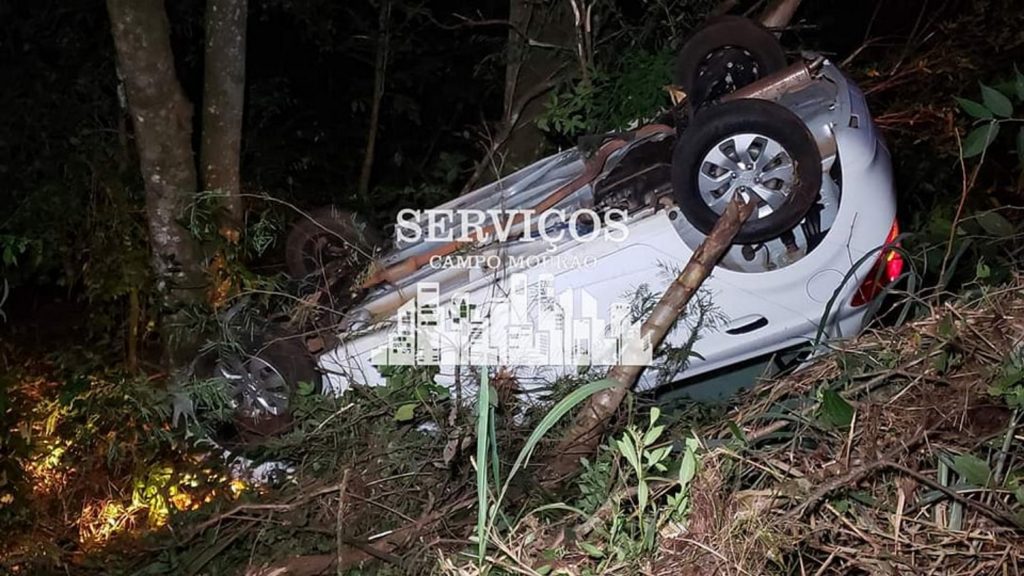 Carro com quatro ocupantes capota na BR-487, em Campo Mourão