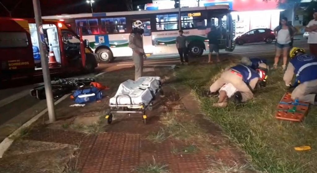 Acidente entre moto e ônibus deixa dois feridos gravemente no Centro Acidente entre moto e ônibus deixa dois feridos gravemente no Centro