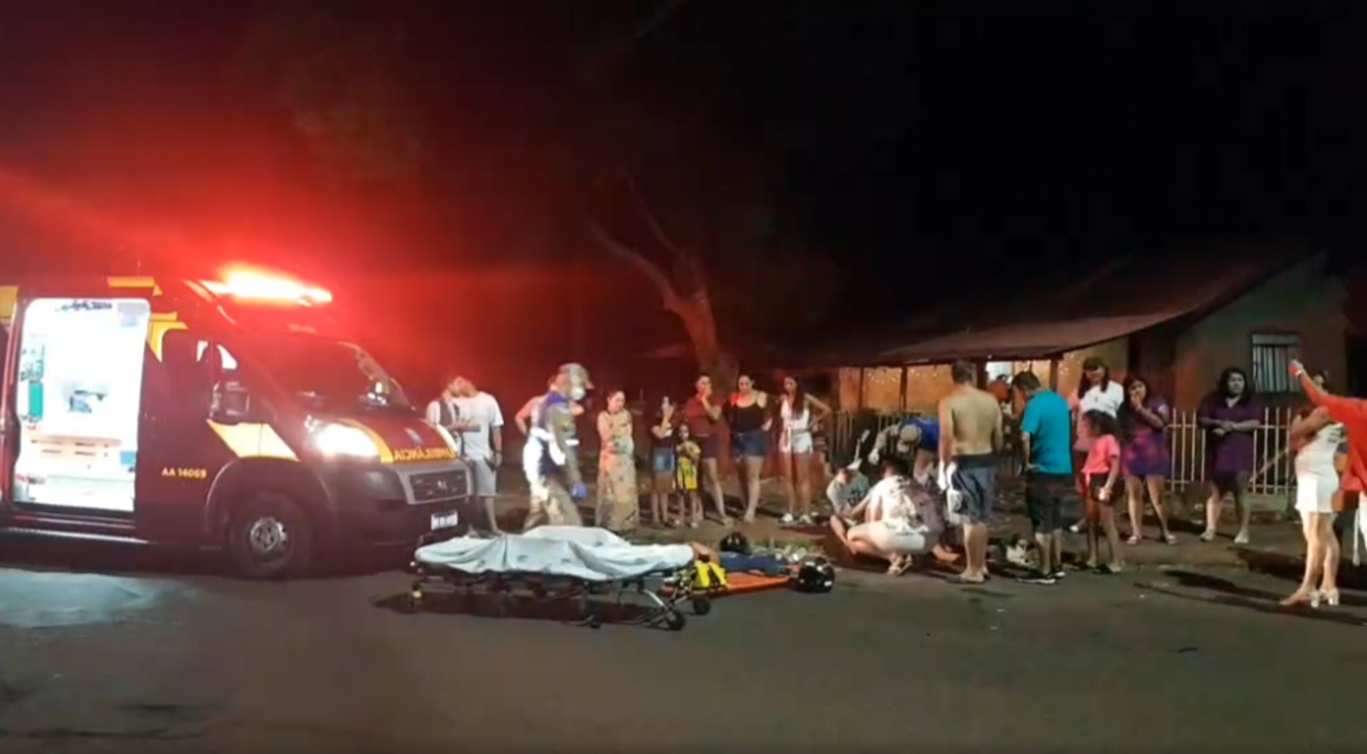 Casal fica ferido em colisão entre carro e moto no Periolo