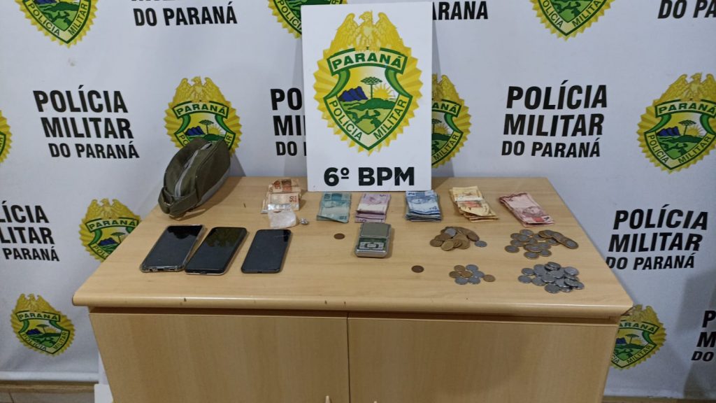 PM detém um e apreende adolescentes e drogas na Avenida Brasil PM detém um e apreende adolescentes e drogas na Avenida Brasil
