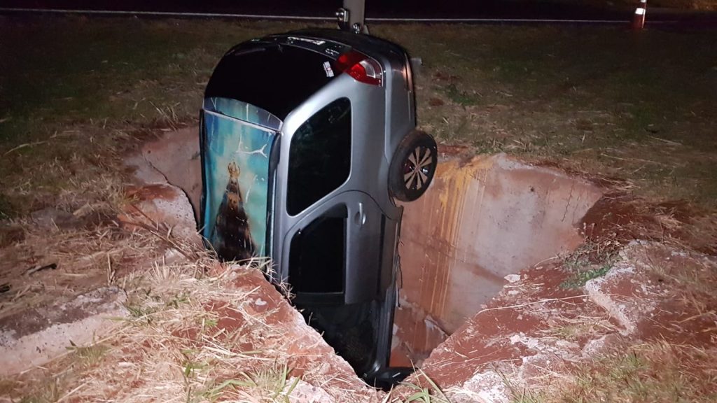 Carro cai em buraco no Trevo da Jorge Lacerda Carro cai em buraco no Trevo da Jorge Lacerda