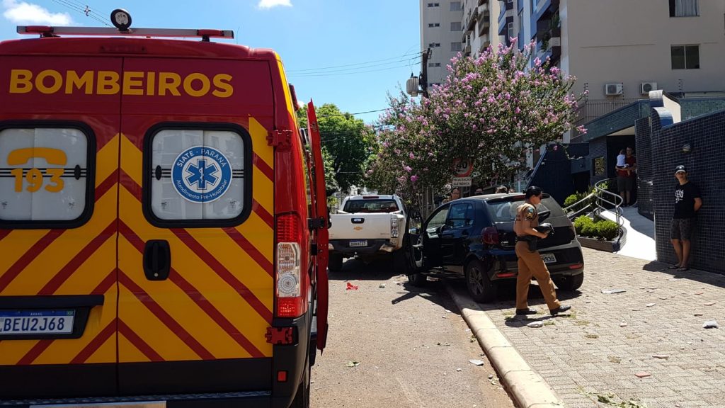 Casal fica ferido em colisão de trânsito na Rua Minas Gerais Casal fica ferido em colisão de trânsito na Rua Minas Gerais