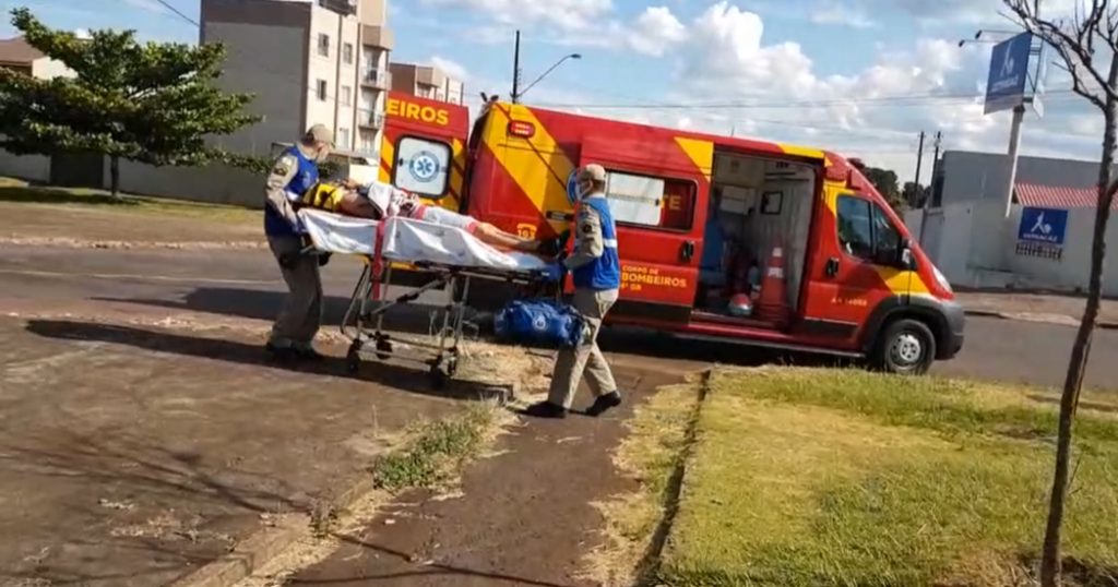 Jovem colide Honda Biz contra lateral de Honda Civic e precisa dos cuidados do Siate no Bairro Maria Luíza