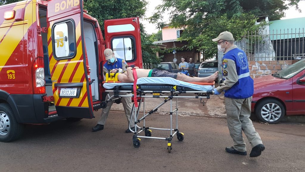 Homem é socorrido pelo Siate após cair do telhado de casa no Bairro Cascavel Velho