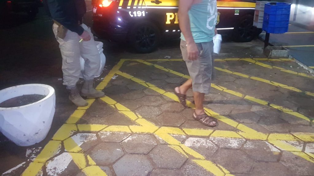 Homem que foi ‘socorrer’ amigo parado pela PRF, por sinais de embriaguez, é preso flagrado no etilômetro na BR-277