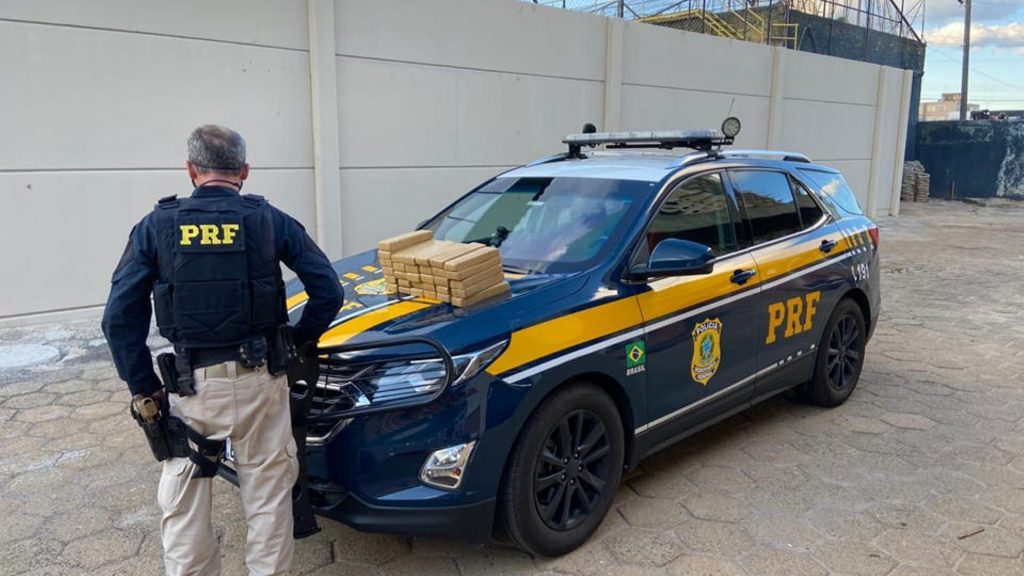 PRF apreende carro de aplicativo que transportava 21 quilos de maconha na BR-277, em Candói