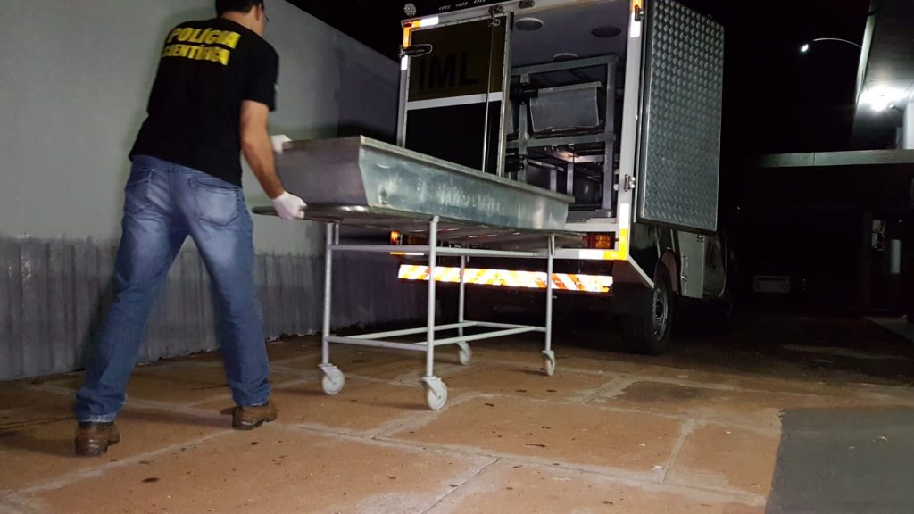 Corpo jovem de 18 anos, vítima de homicídio em Quedas do Iguaçu, dá entrada no IML de Cascavel
