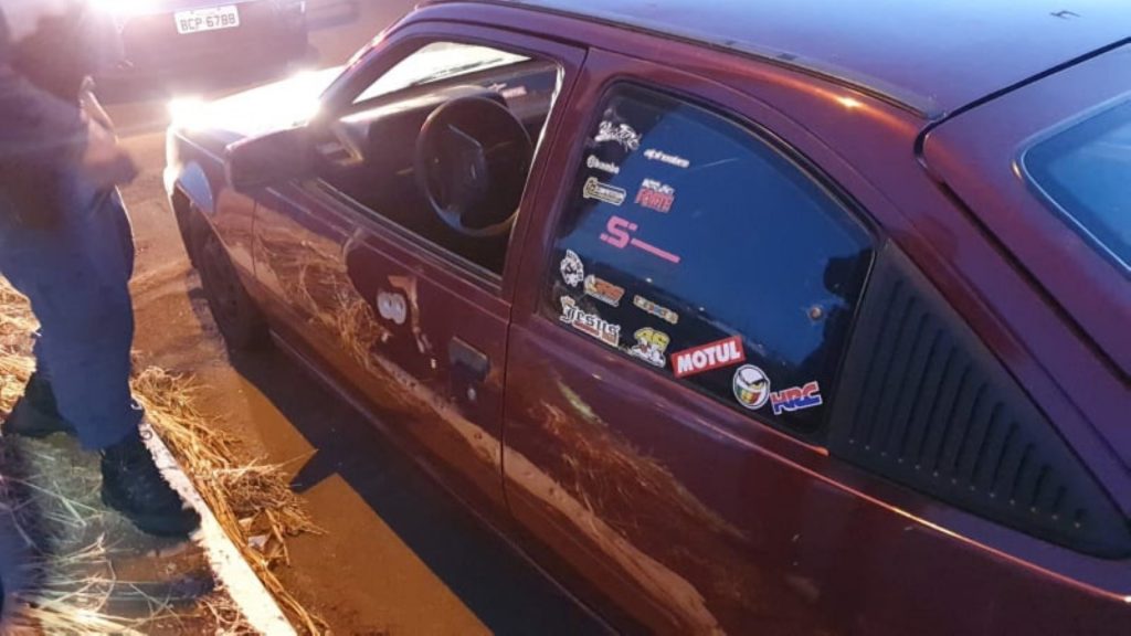 Kadett com marcas de tiros é abandonado às margens da PR-486, em Cascavel