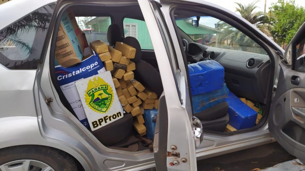 BPFron apreende carro com 438 kg de maconha na PR-182, em Realeza