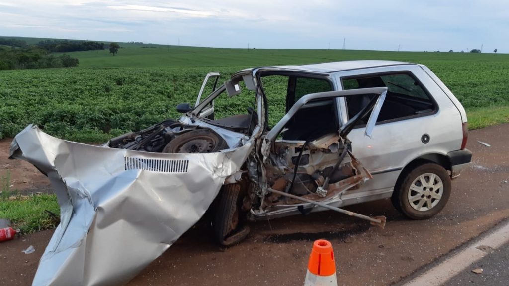 Forte colisão envolve caminhão e dois carros na BR-369, em Mamborê