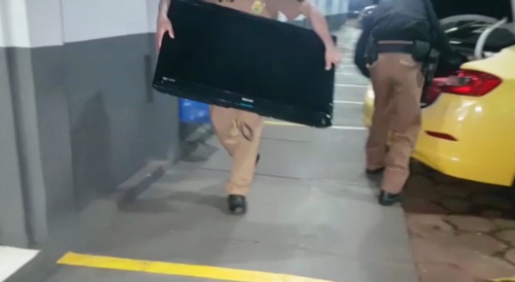 PM avistou homem carregando TV nas costas; ele teria furtado vários produtos de um lava car
