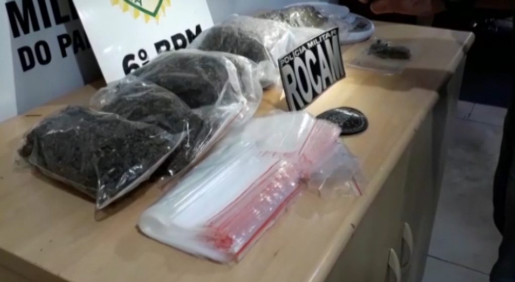 Rocam apreendeu droga com rapaz em via pública e depois encontrou mais entorpecente no apartamento do abordado