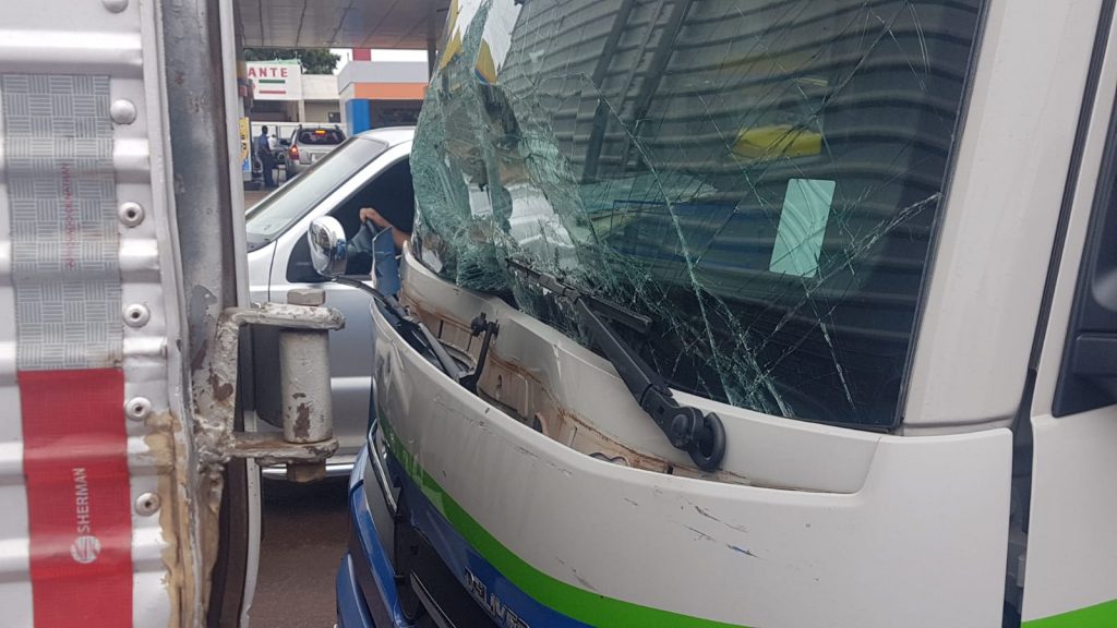 Acidente entre caminhões é registrado na Av. Carlos Gomes, em Cascavel