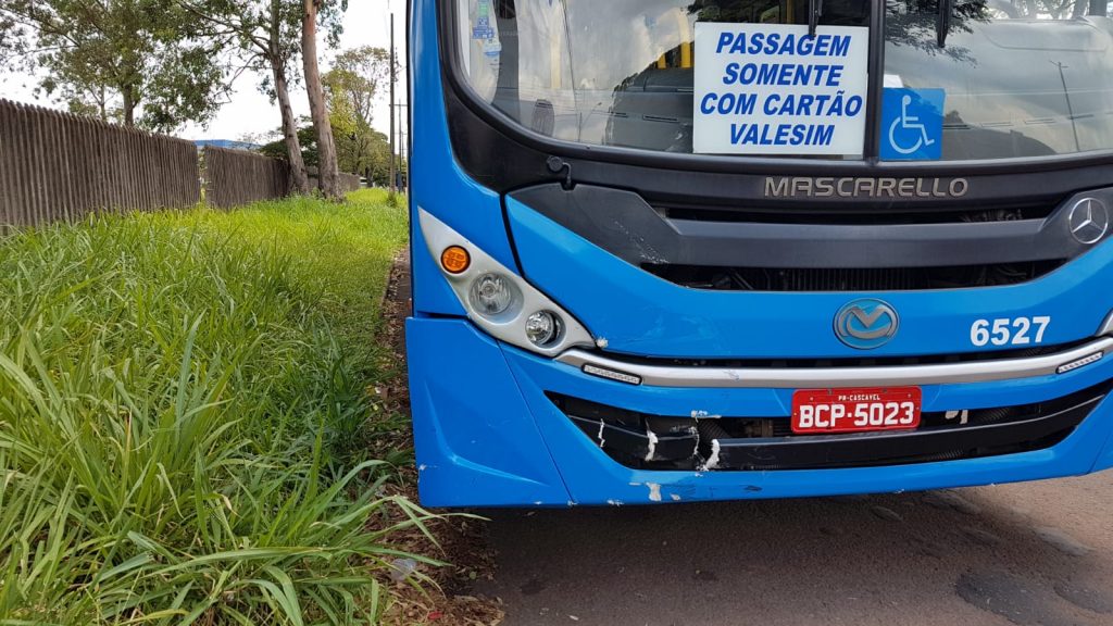 Carro e ônibus se envolvem em colisão no Santo Onofre