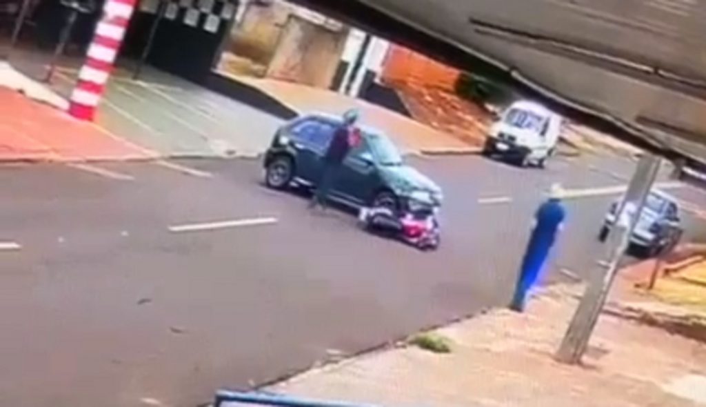 Câmera mostra momento em que carro e moto colidem na Avenida Corbélia, no Bairro Periolo