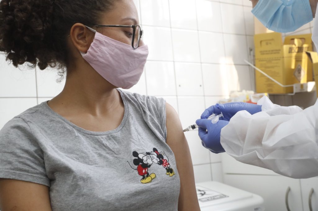 Vacinação contra a covid-19: 17 unidades de saúde permanecerão abertas em horário estendido